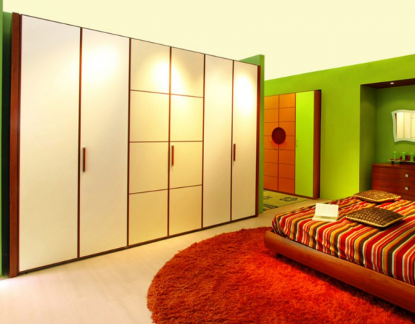 Lemari pakaian dengan pola geometris dan aksen warna metalik